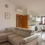 Guesthost - Oasis W Two Balconies! Apartment