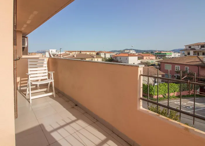 Guesthost - Oasis W Two Balconies! *